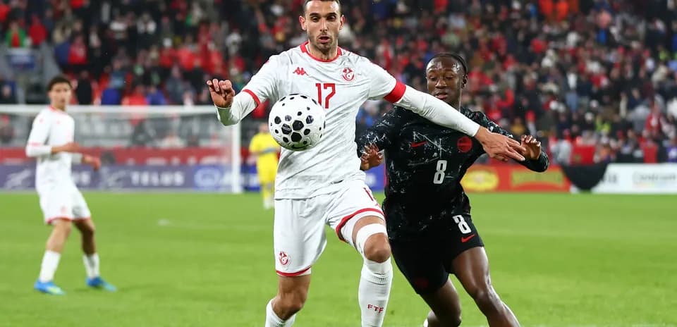 Jugador tunecino controlando el balón en partido