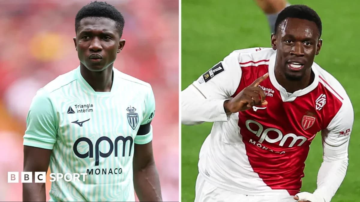 Dos jugadores de AS Monaco en diferentes uniformes