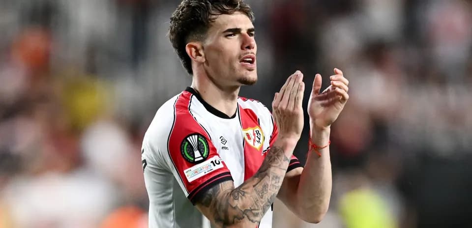 Jugador de Rayo Vallecano aplaudiendo tras el partido