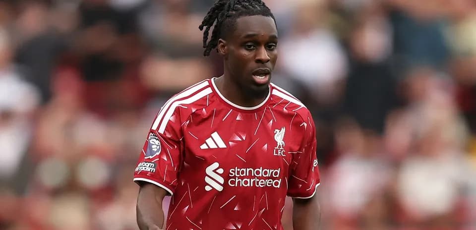 Jugador de Liverpool corriendo durante un partido