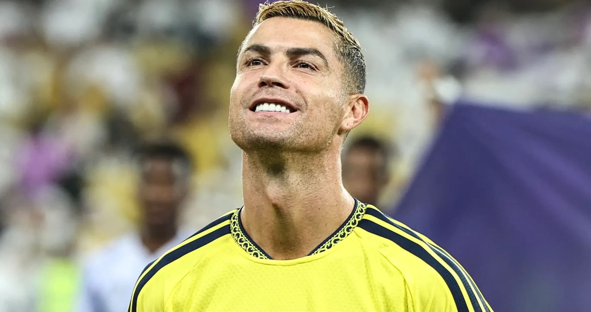 Jugador sonriendo durante un partido de fútbol