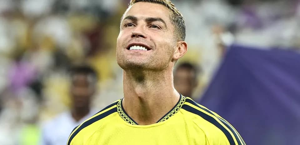 Jugador sonriendo durante un partido de fútbol