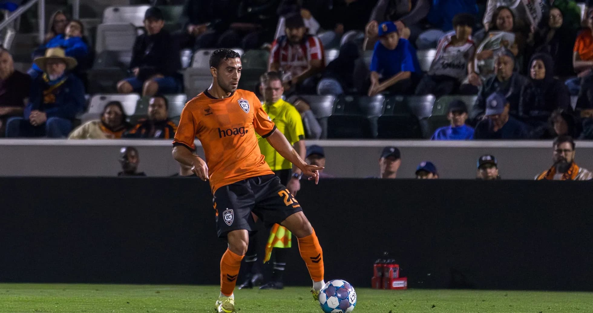 Jugador de Orange County SC con balón en el campo