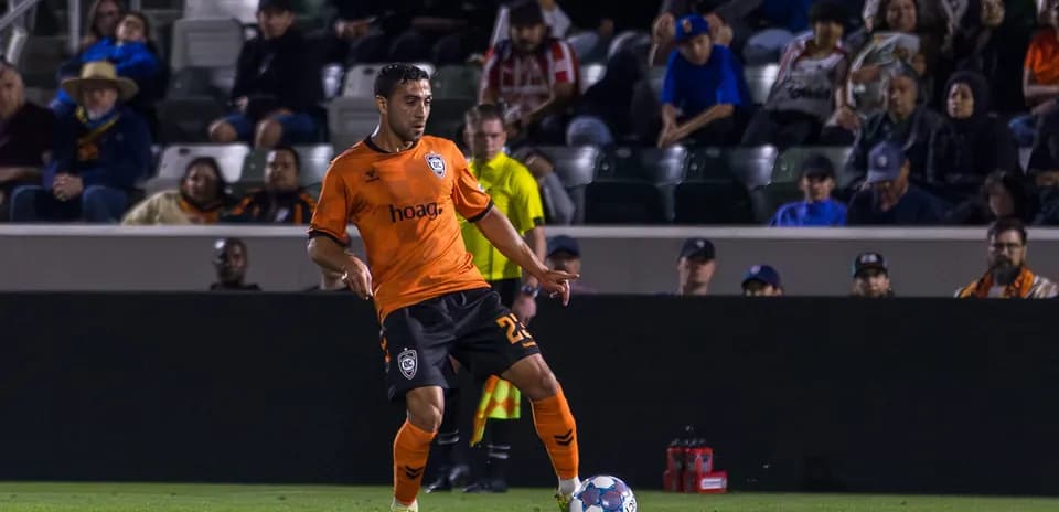 Jugador de Orange County SC con balón en el campo