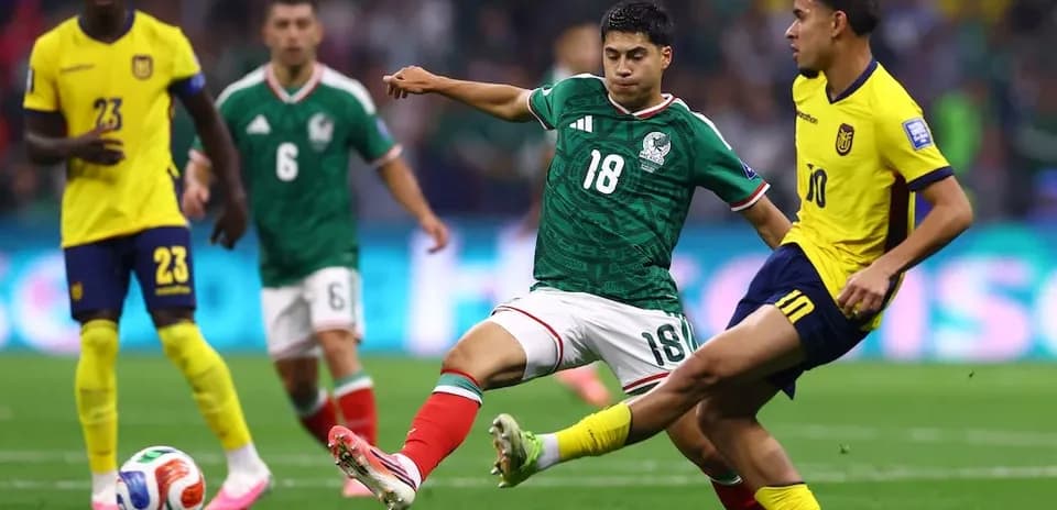 Jugador de México luchando por el balón contra Ecuador