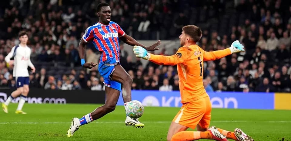 Jugador de Crystal Palace ante el portero rival