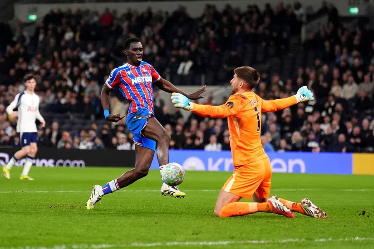 Jugador de Crystal Palace ante el portero rival
