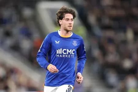 Jugador corriendo en camiseta azul durante el partido