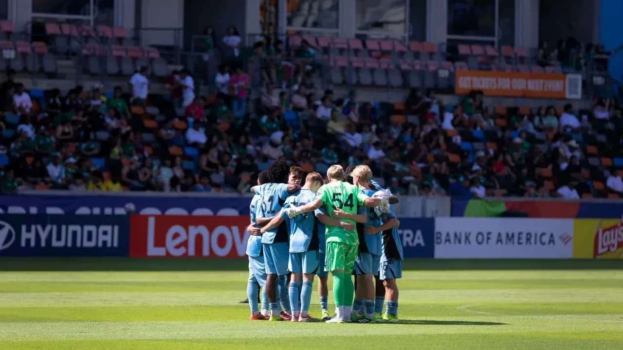 Jugadores de Houston Dynamo FC II en círculo