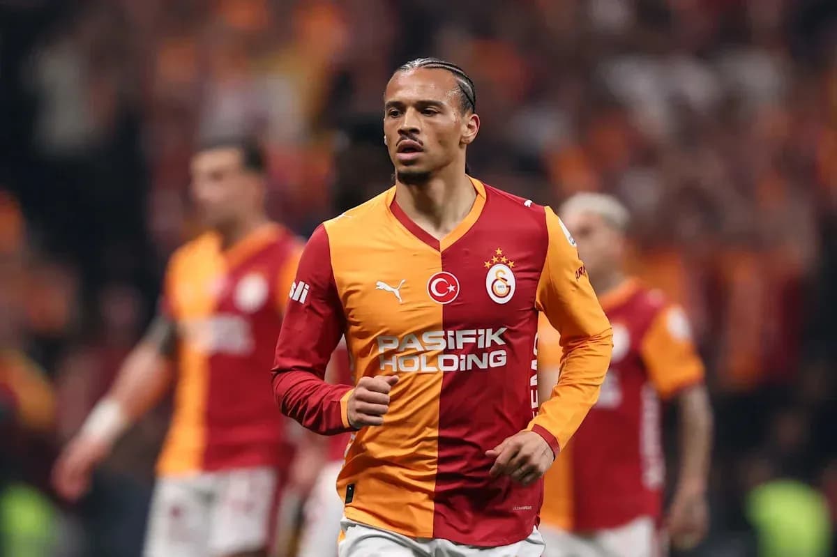 Jugador de Galatasaray corriendo en el campo