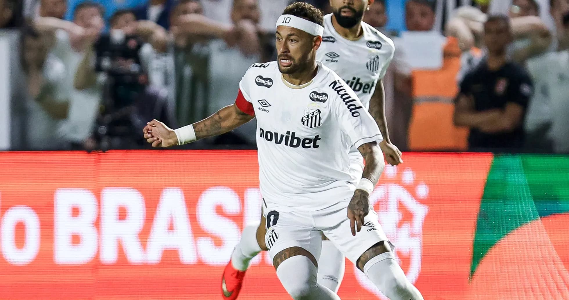 Neymar corriendo con balón durante el partido
