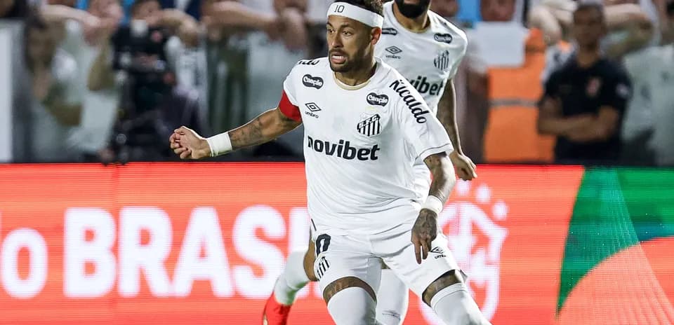 Neymar corriendo con balón durante el partido