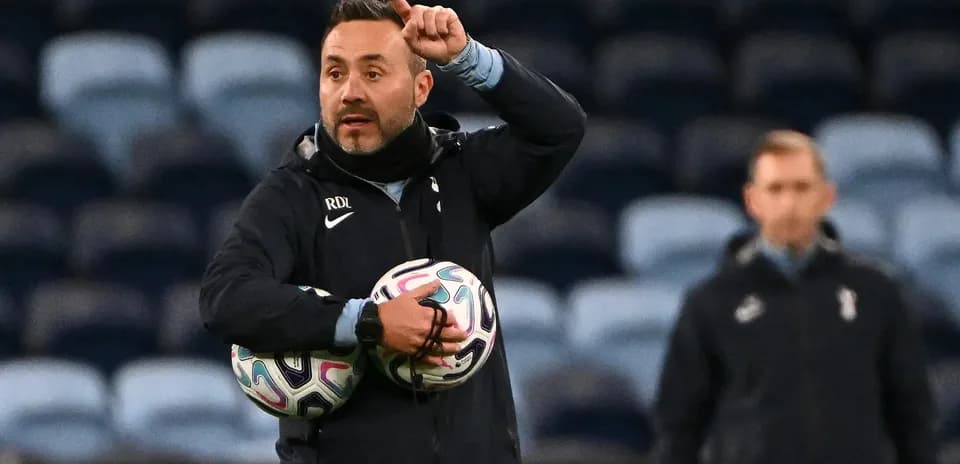 Entrenador dirigiendo a su equipo con balones