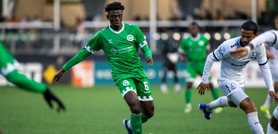 Jugador del Hartford Athletic controla el balón