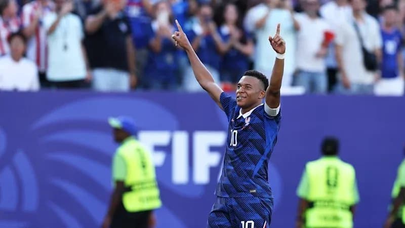 Jugador celebrando un gol en el estadio