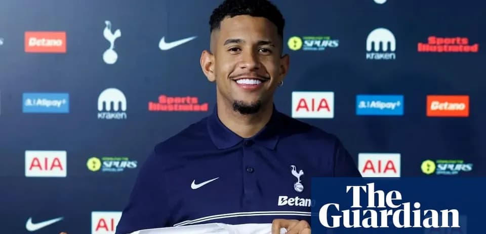 Jugador sosteniendo camiseta de Tottenham Hotspur en presentación