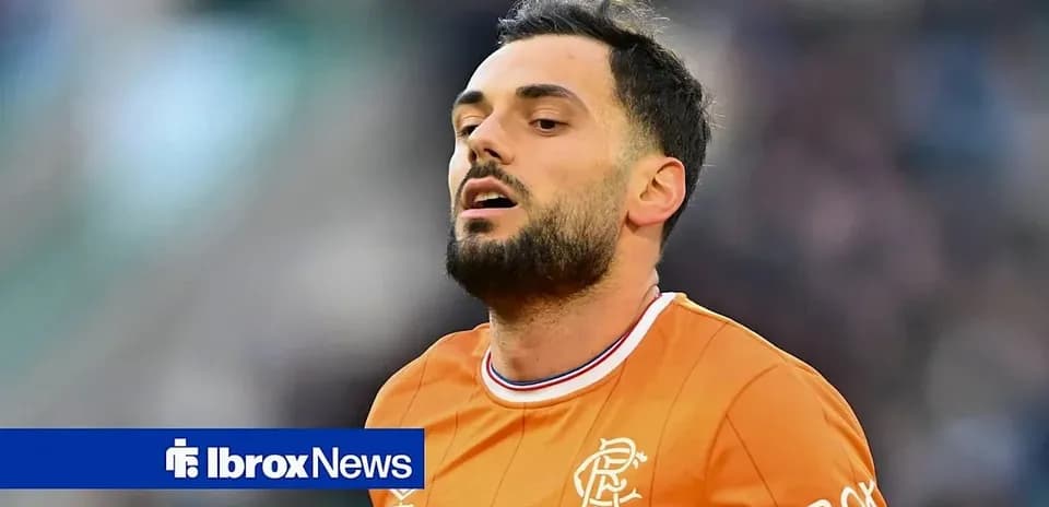 Jugador de fútbol en uniforme naranja durante partido