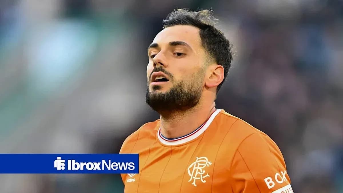 Jugador de fútbol en uniforme naranja durante partido