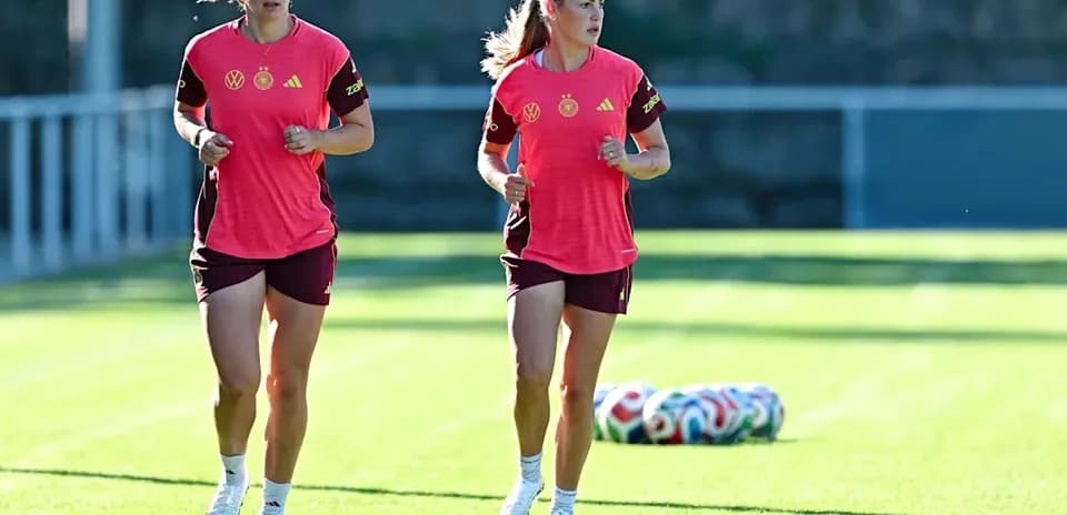 Jugadoras de Alemania corriendo en el entrenamiento