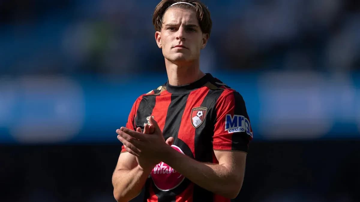 Jugador de Bournemouth aplaudiendo en el campo