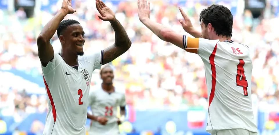Jugadores de Inglaterra celebrando en el campo