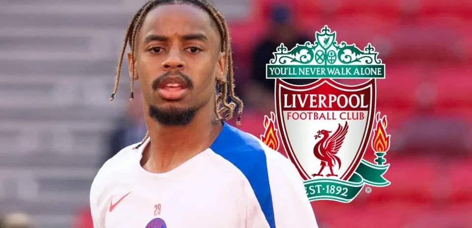 Jugador de PSG con escudo de Liverpool en fondo
