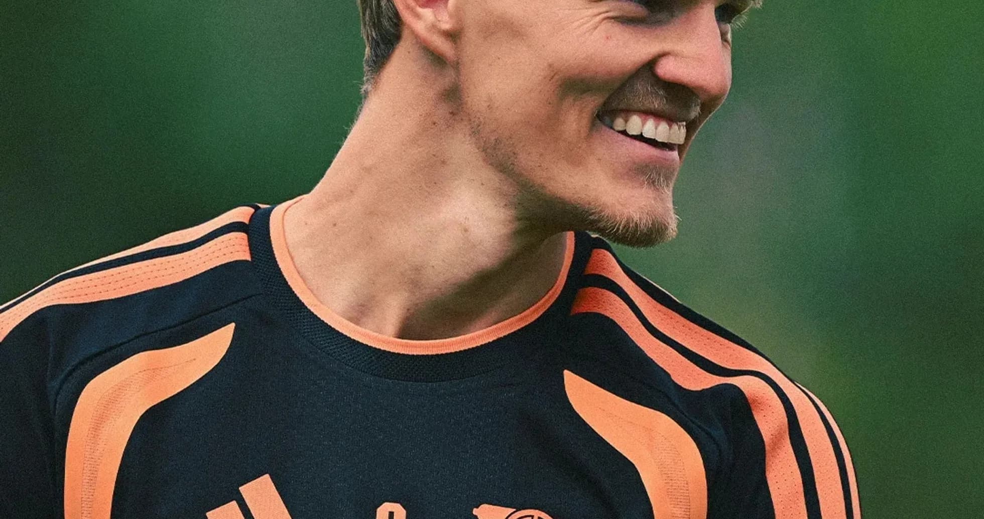 Jugador sonriente durante sesión de entrenamiento