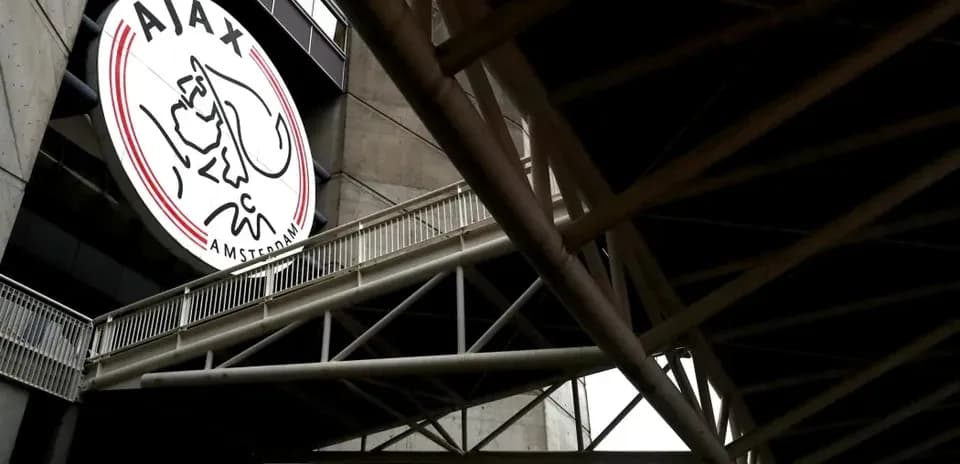 Logo de Ajax en el estadio de Ámsterdam