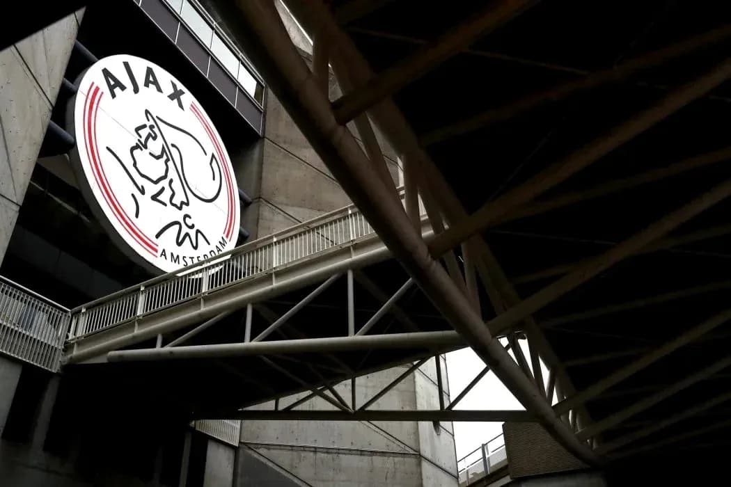 Logo de Ajax en el estadio de Ámsterdam
