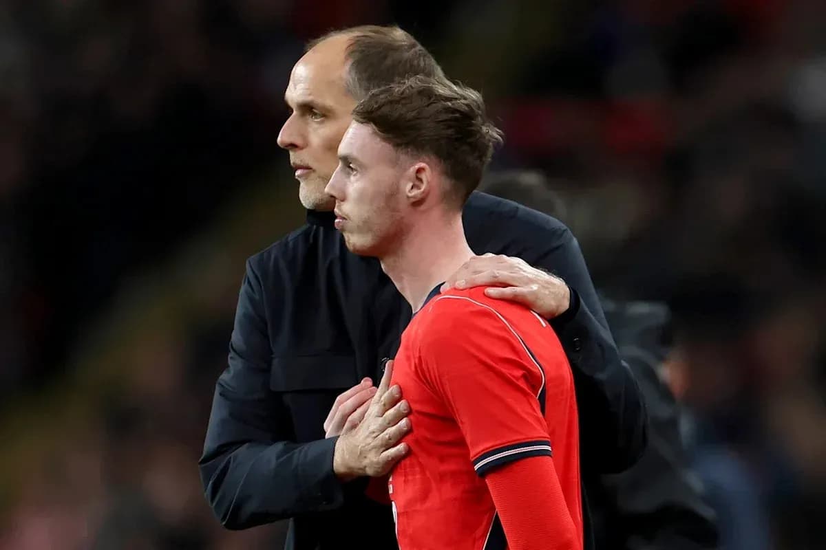 Entrenador conversando con jugador en el banquillo