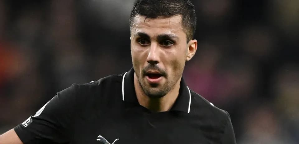 Jugador con camiseta negra en acción durante partido