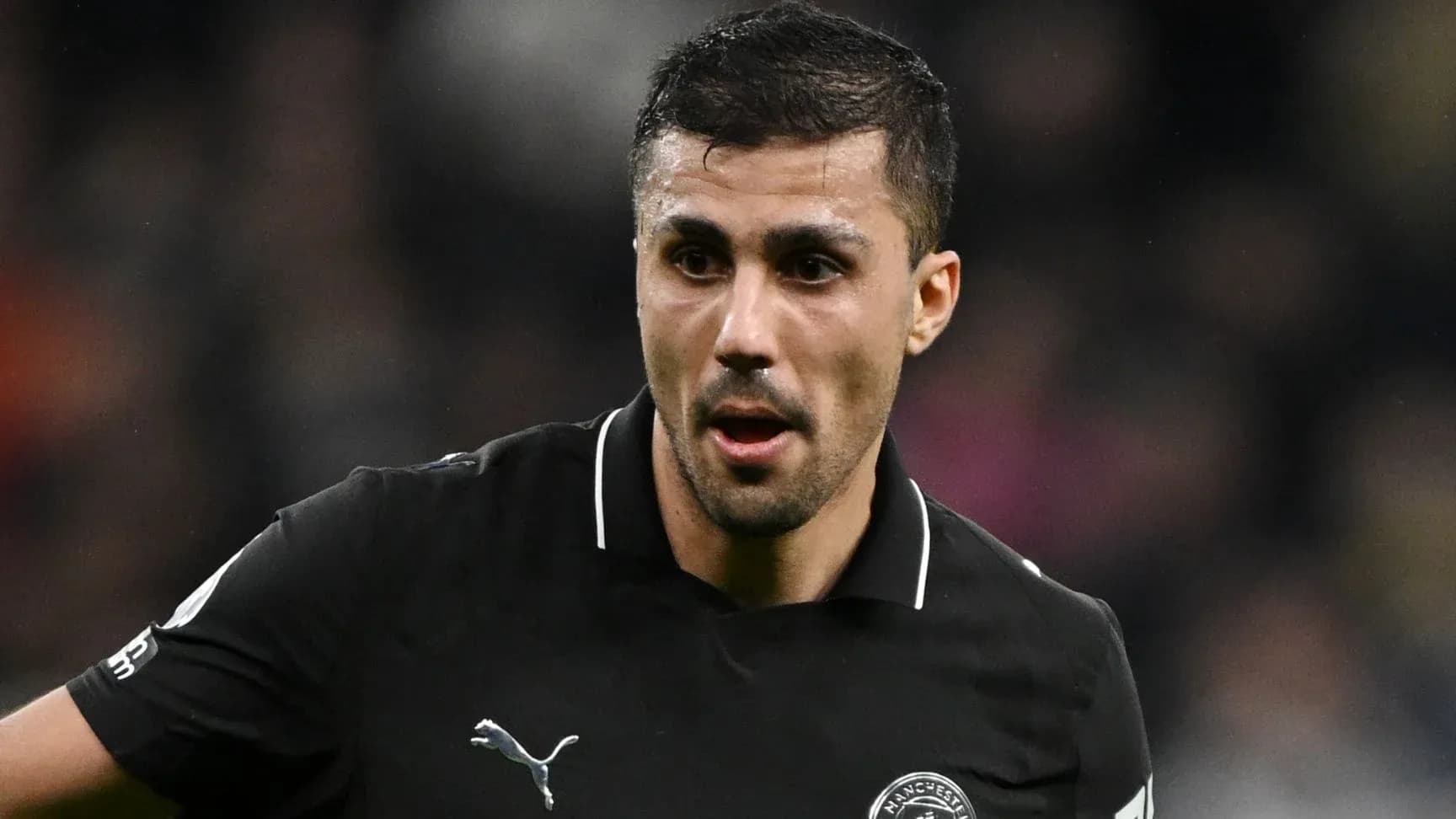 Jugador con camiseta negra en acción durante partido