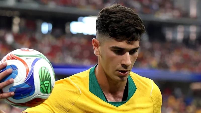 Jugador australiano lanzando el balón durante el partido