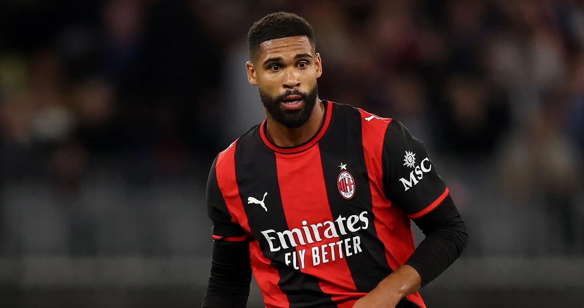 Jugador de AC Milan en acción durante un partido
