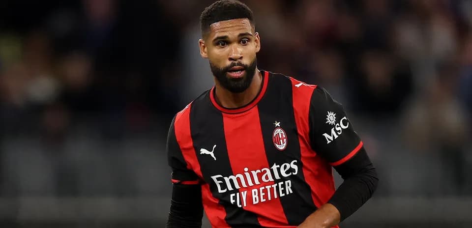 Jugador de AC Milan en acción durante un partido