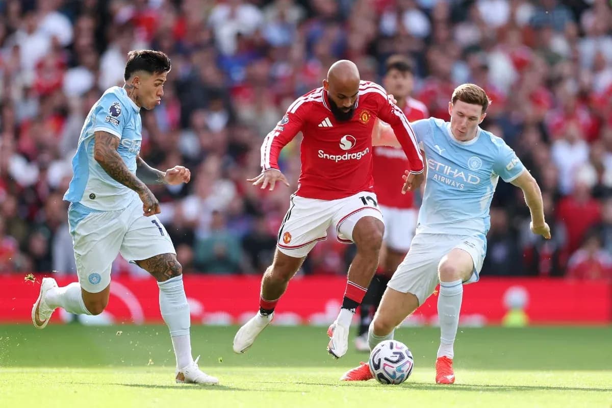 Jugador de Manchester United en acción contra Manchester City