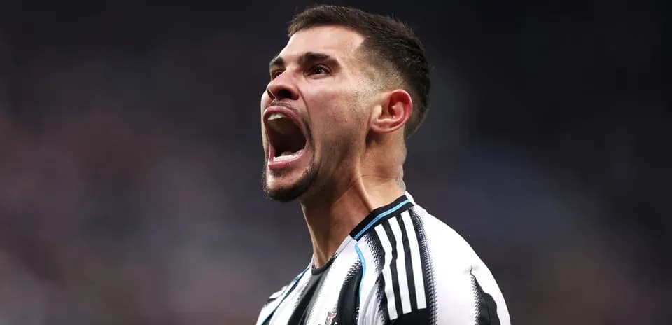 Jugador de Newcastle celebrando con gran energía