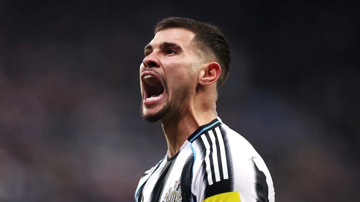 Jugador de Newcastle celebrando con gran energía