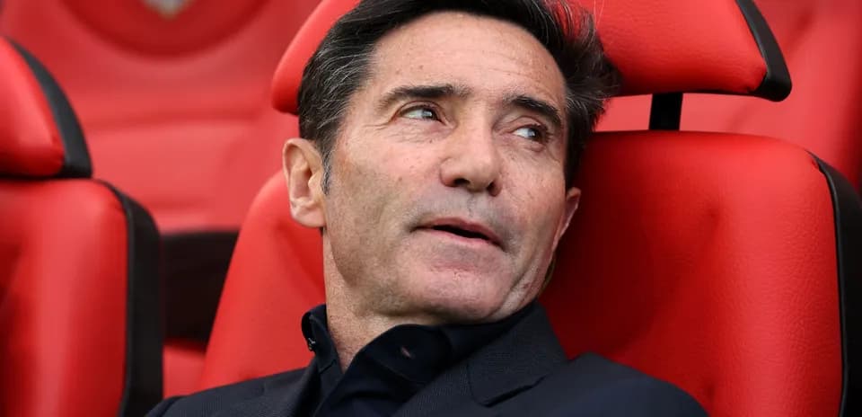 Entrenador sentado en banco de suplentes