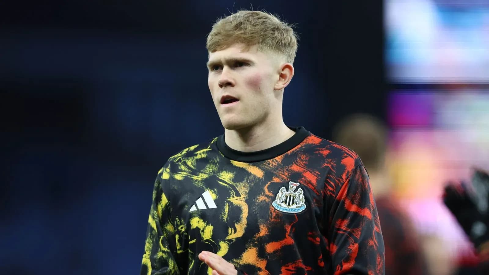 Jugador de Newcastle United en uniforme de calentamiento