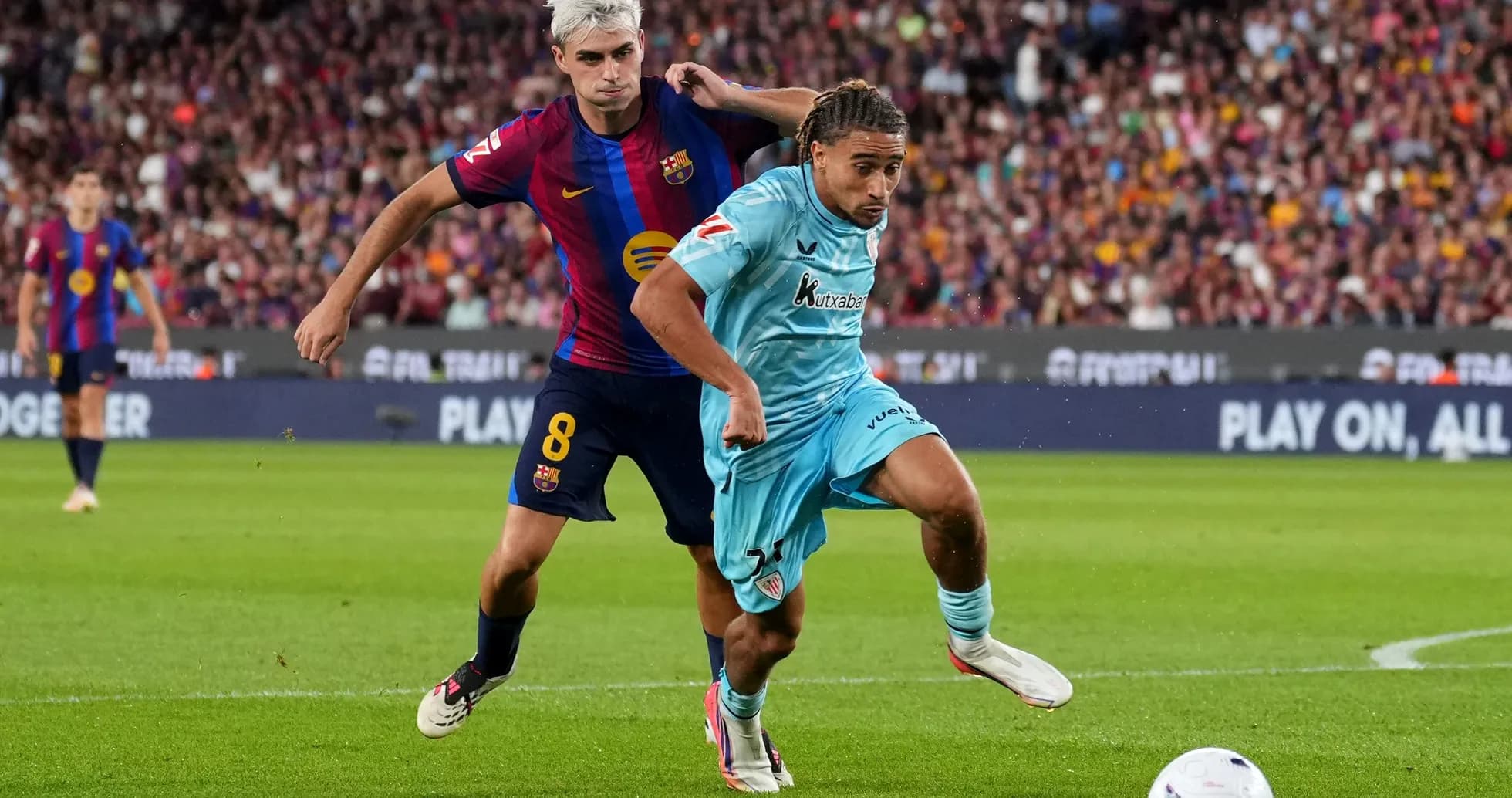 Jugador de Barcelona persiguiendo a oponente en campo