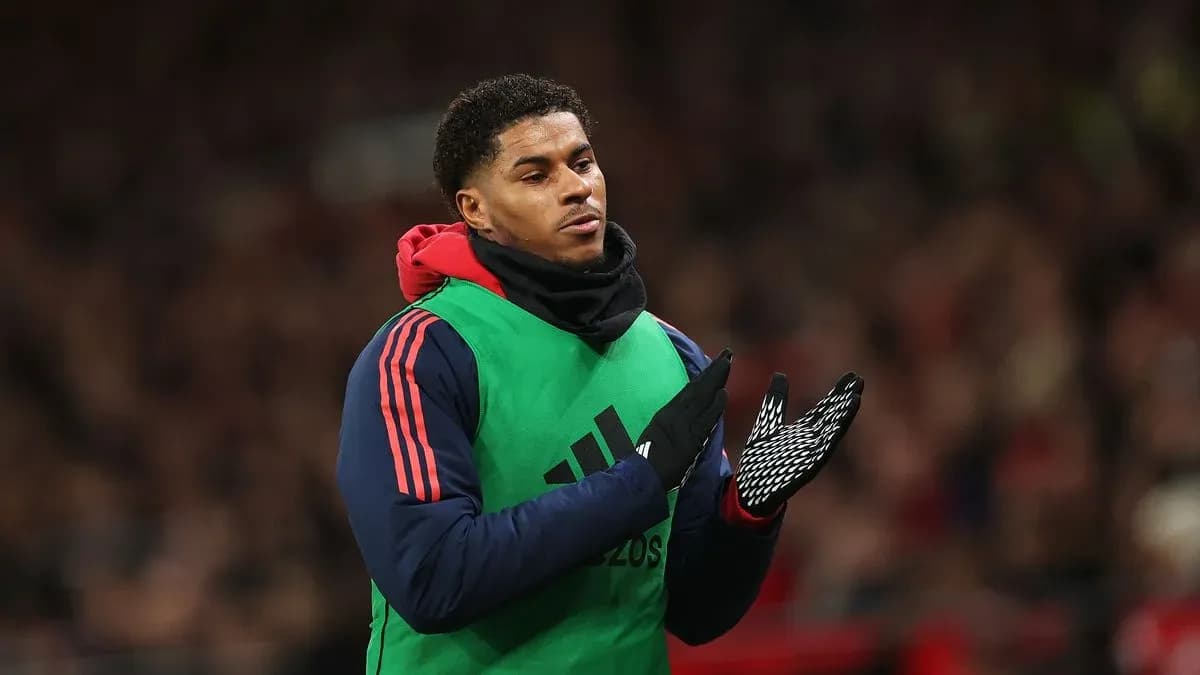 Jugador aplaudiendo desde la línea de banda