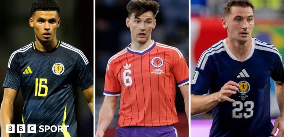 Tres jugadores de Escocia en diferentes uniformes de fútbol