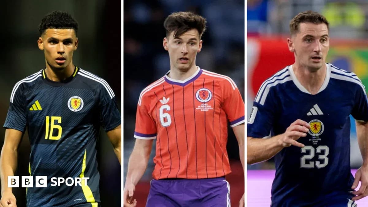 Tres jugadores de Escocia en diferentes uniformes de fútbol