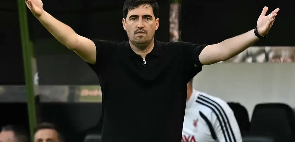 Entrenador gesticulando durante un partido de fútbol
