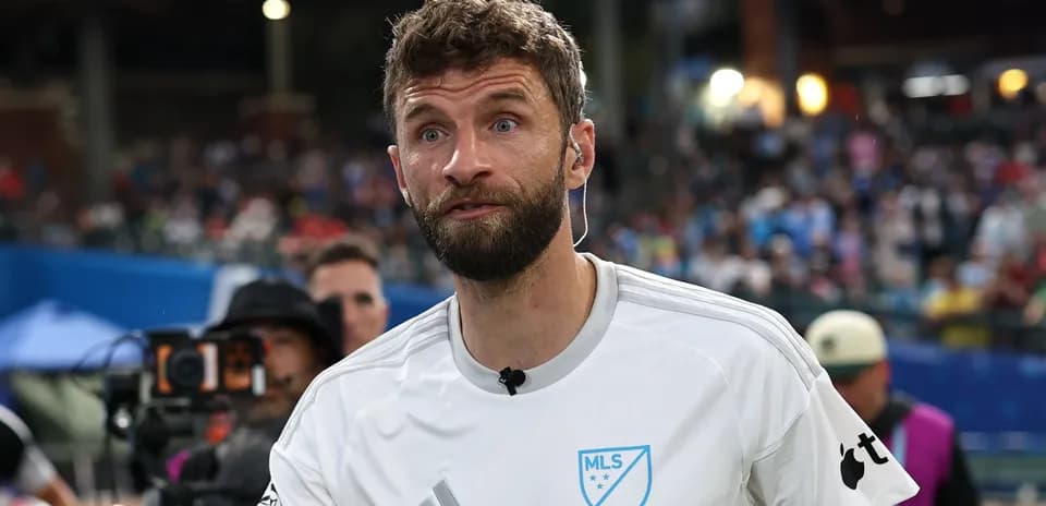 Jugador de MLS caminando en el campo de juego