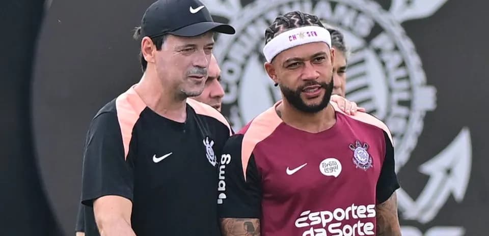 Entrenador y jugador conversando en la sesión de entrenamiento