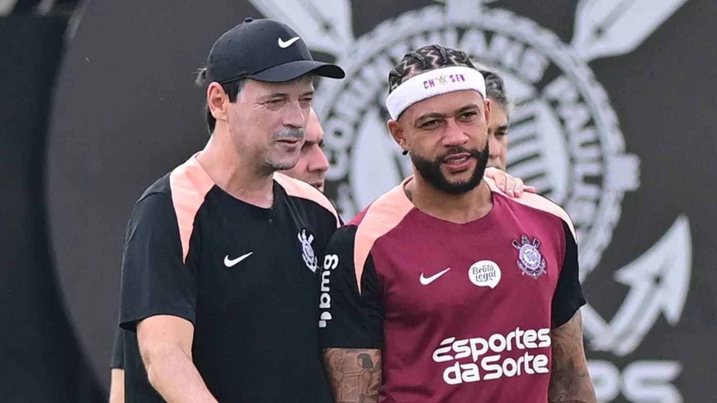 Entrenador y jugador conversando en la sesión de entrenamiento