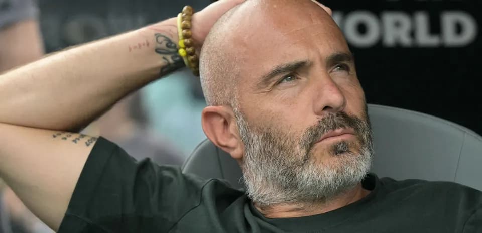 Entrenador sentado en el banquillo durante partido
