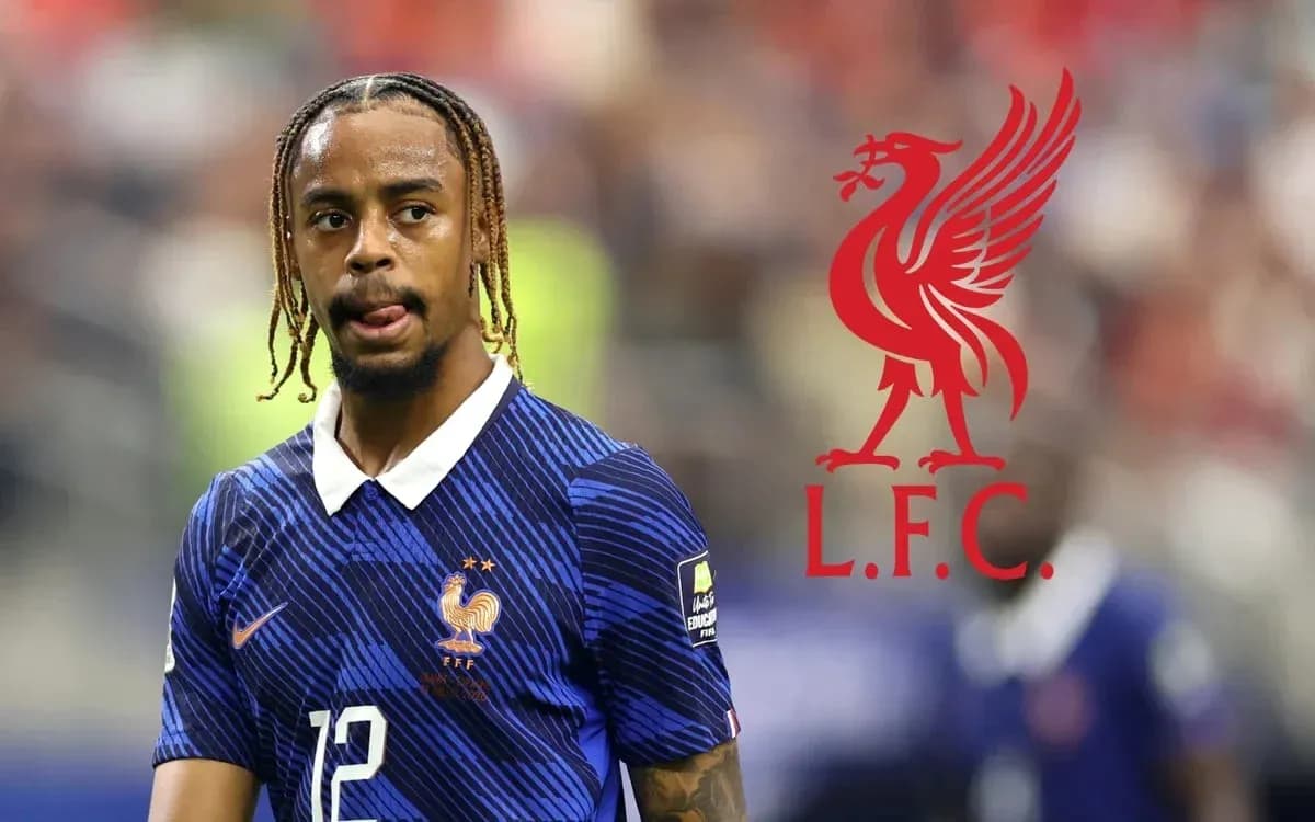 Jugador de Francia en partido con logo de Liverpool